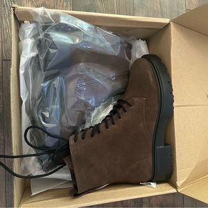 BRAND NEW! Got these on final sale, no return. They don’t fit me.